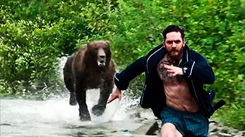 Бежит от медведя