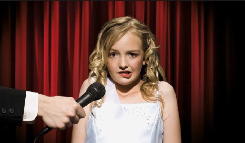 Выступление детей на сцене