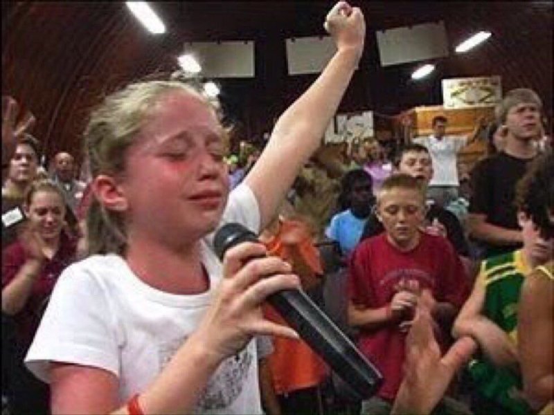 Девушка плохо поет