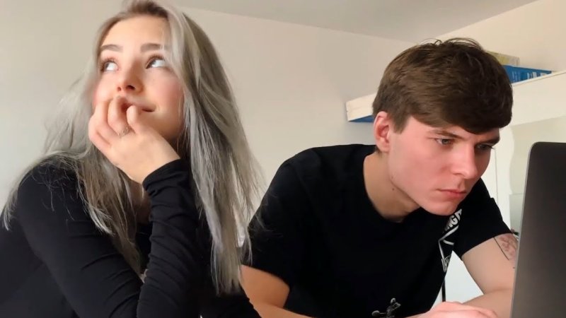 Ева Элфи компьютер парень