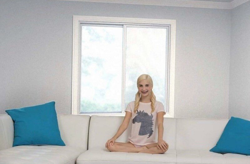 Блондинка на диване