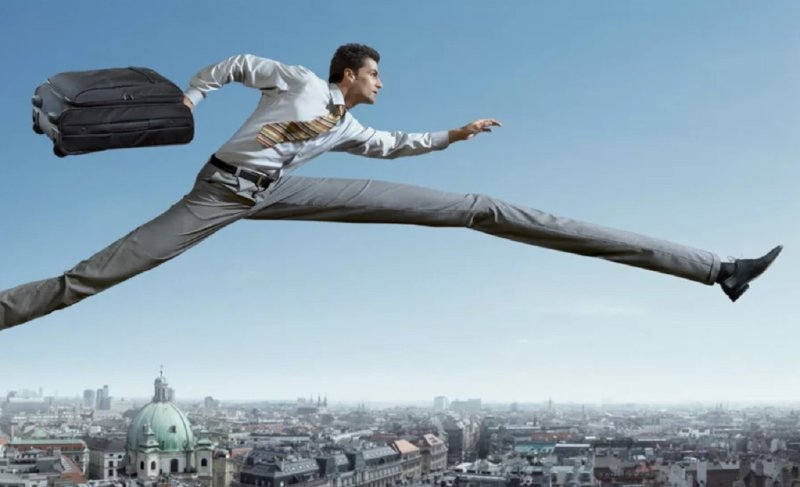 Человек бежит на работу