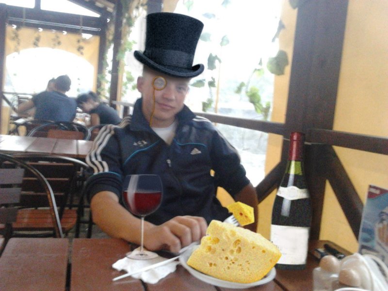 С другом в летней кафешке