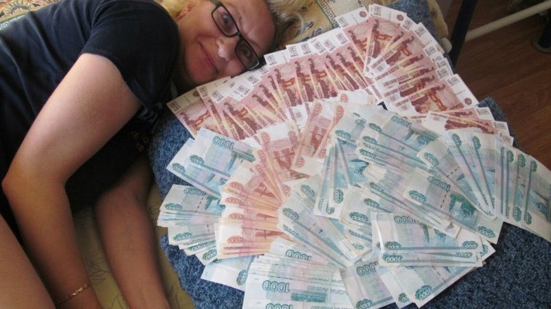 Женщина с кучей денег