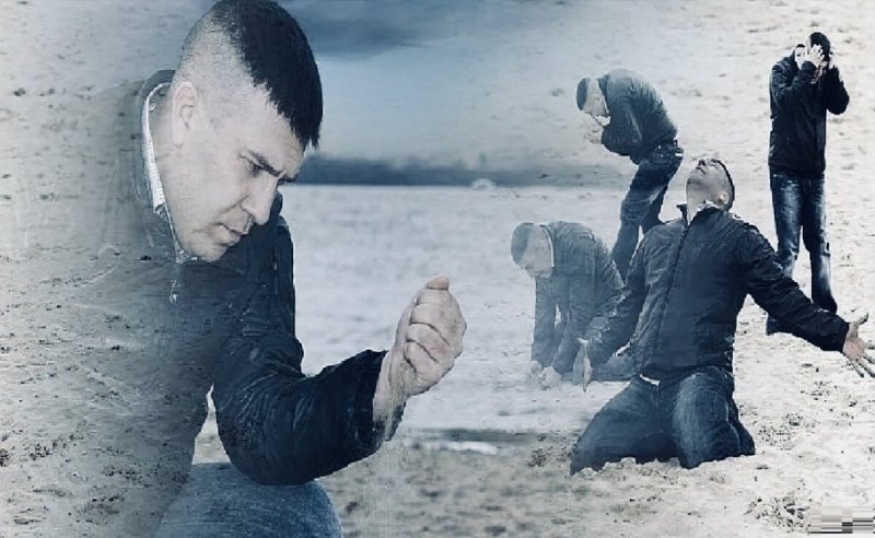 Мужчина с песком в руках