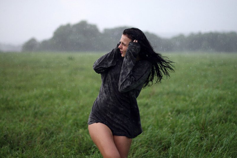 Девушка убегает