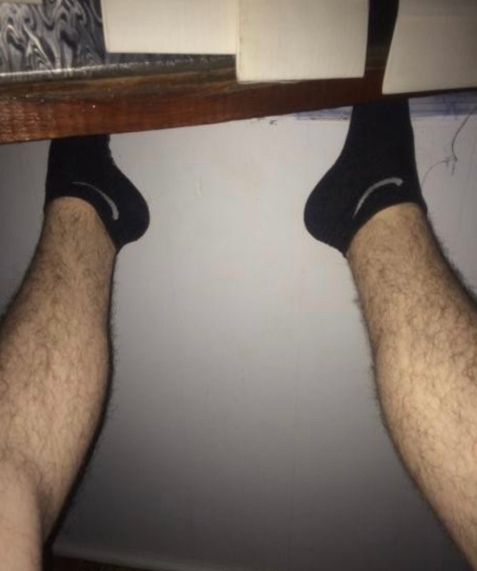 Мужские волосатые ноги в носках
