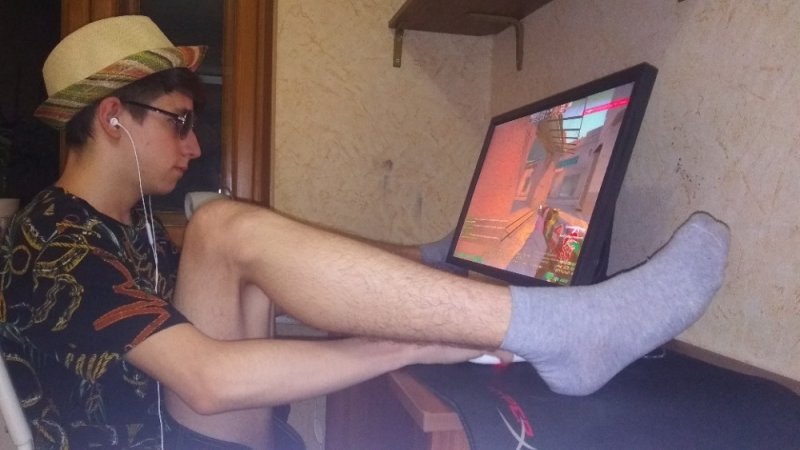 Ноги мальчика в носках