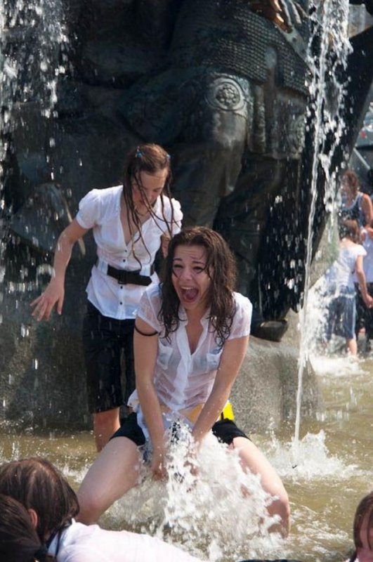 Девушка под фонтаном