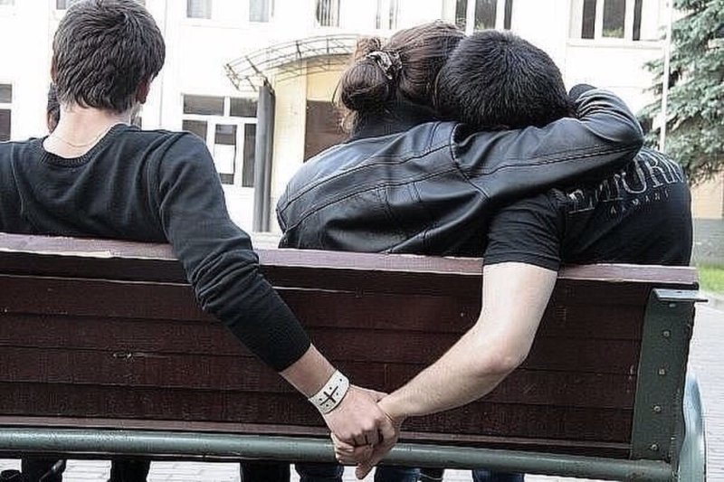 Парень на скамейке