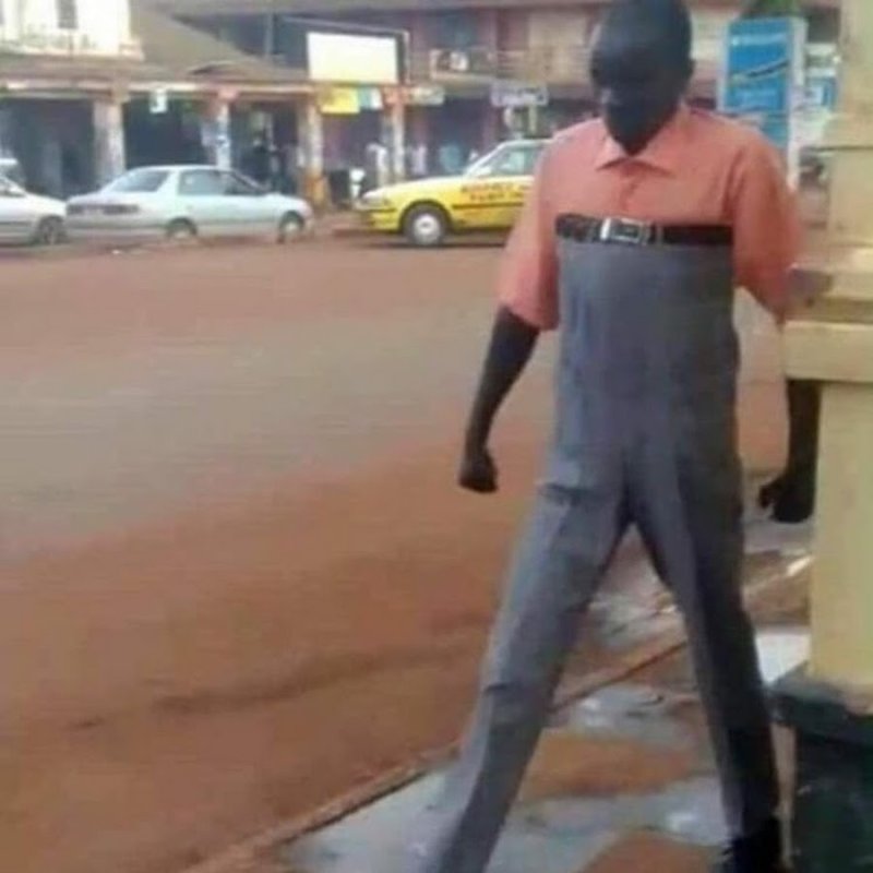 Негр в штанах до подмышек