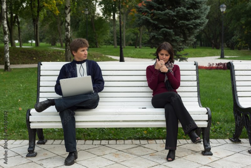 Парень на скамейке курит