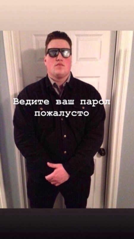 Охранник открывает дверь