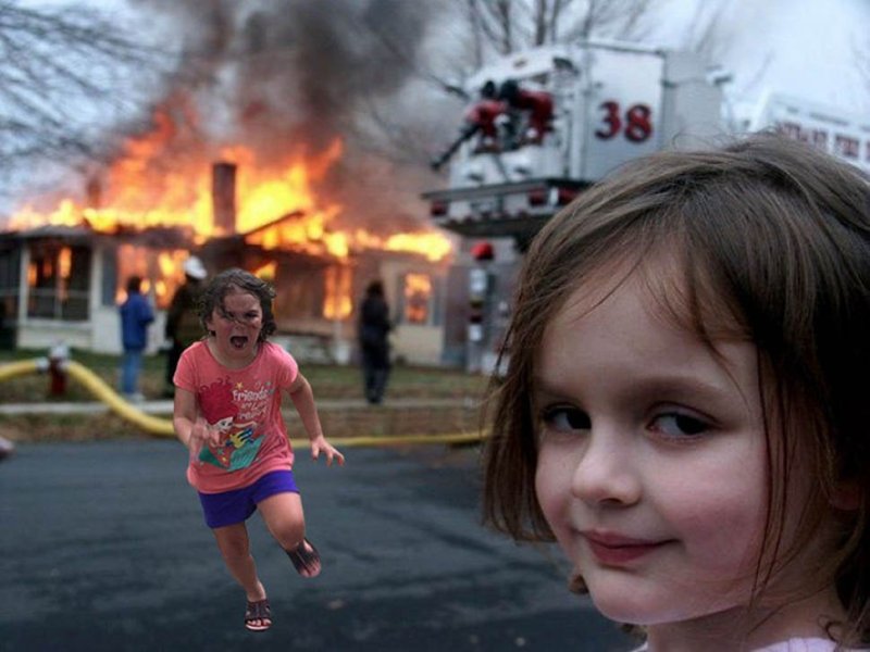 Девочка и горящий дом
