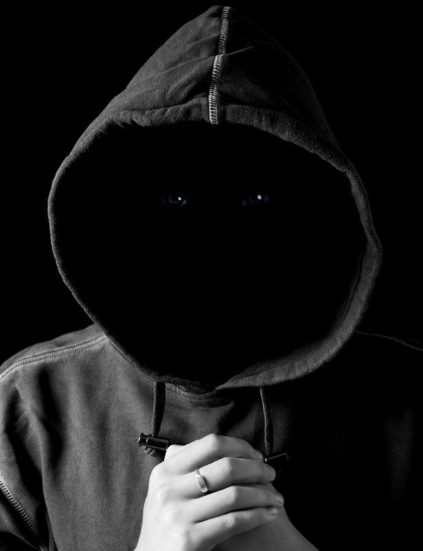 Лицо в капюшоне