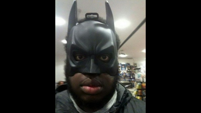 Парень в костюме Бэтмена