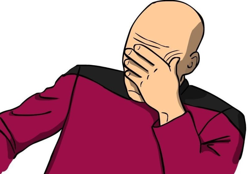 Прикрывает лицо рукой