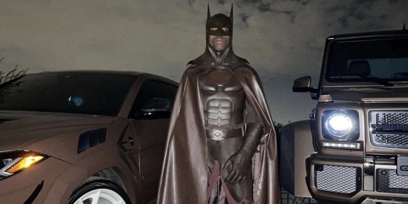 Человек в костюме бэтмена