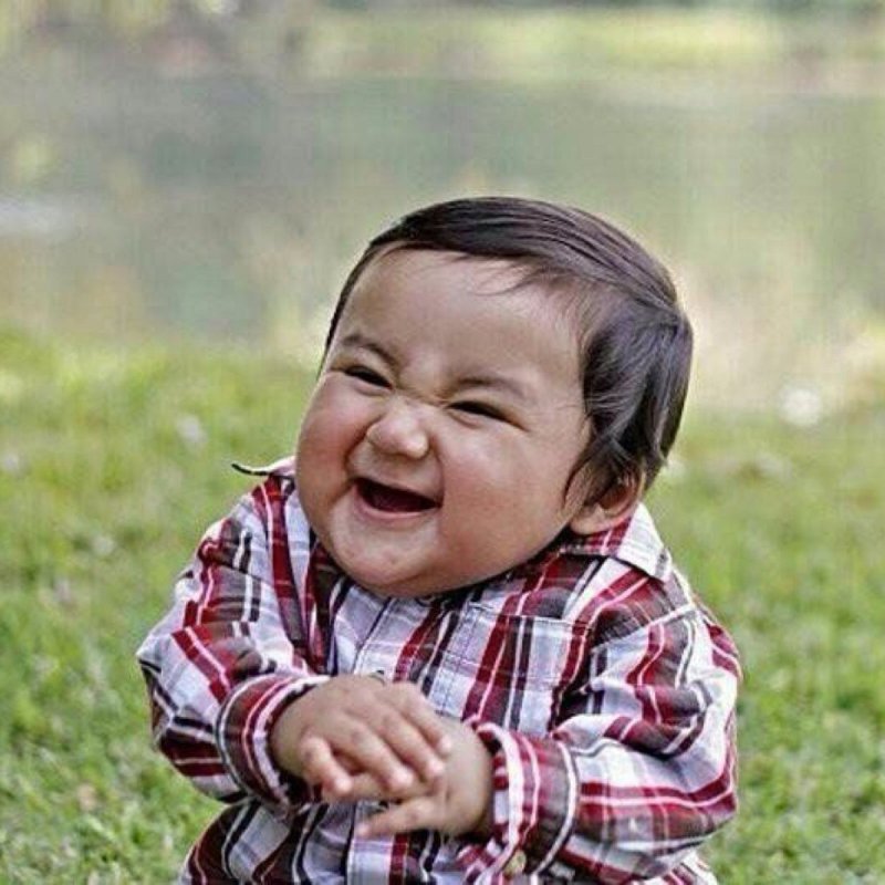 Мальчик смеется