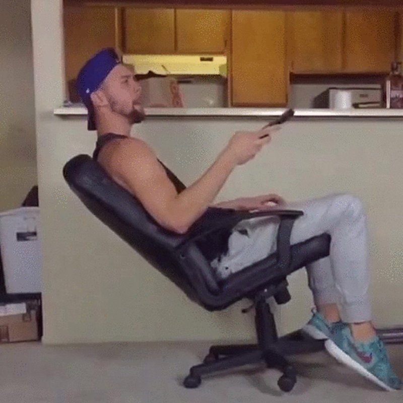 Человек падает со стула