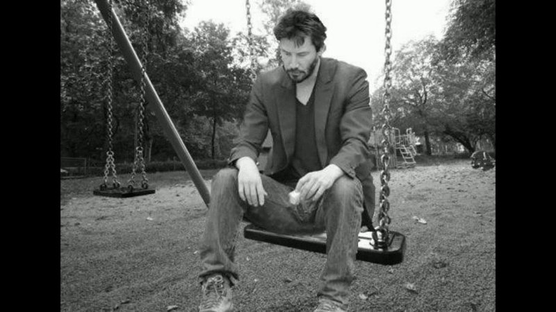 Грустный Киану Ривз на лавочке