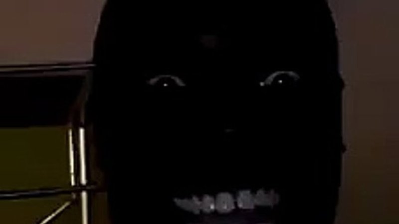 Негр в темноте в темноте