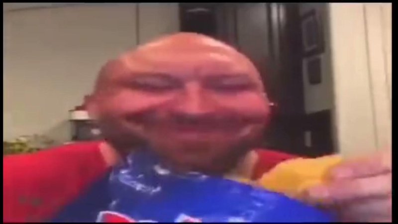 Мужик жрет чипсы