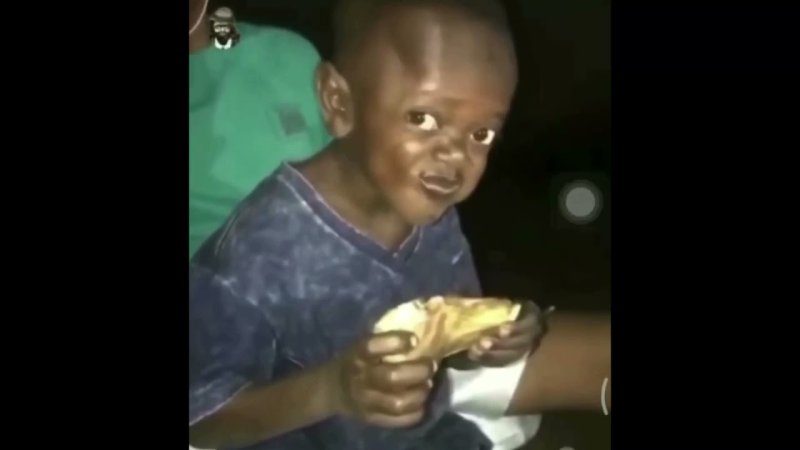 Темнокожий мальчик улыбается