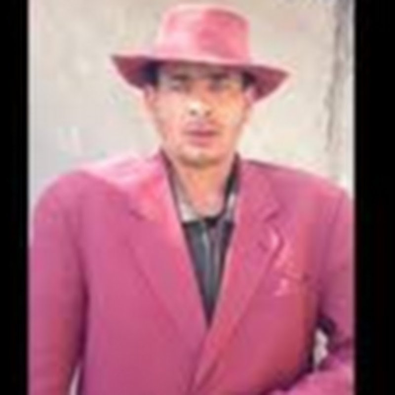 Мужик в розовом пиджаке