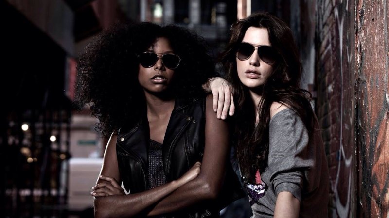 Девушка в черном