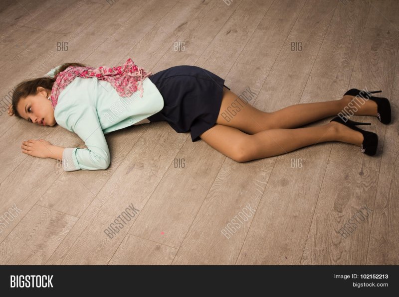 Девушка в платье лежит без сознания