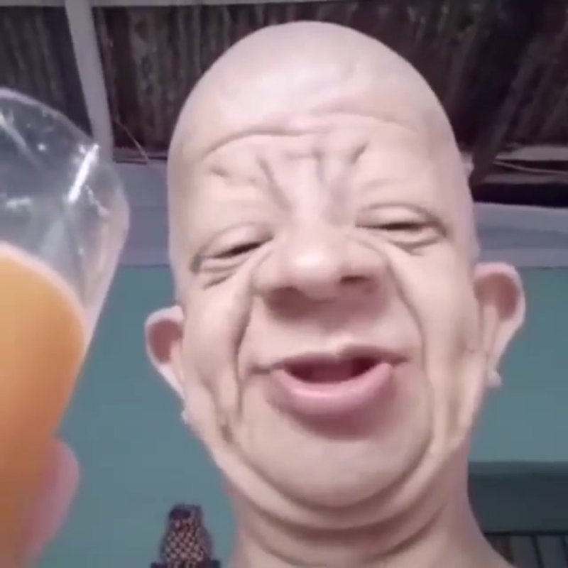 Лысый мужик некрасивый