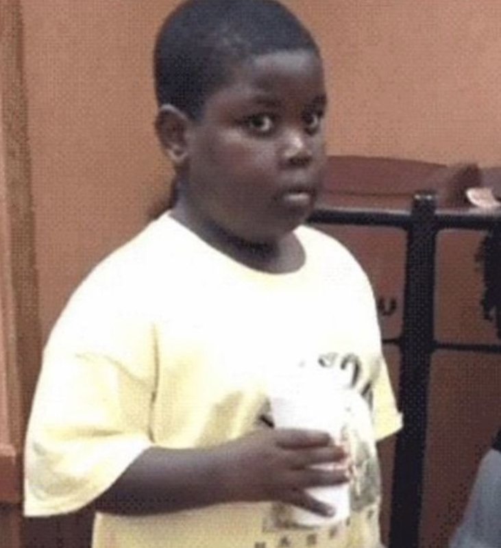 Чернокожий мальчик удивленный