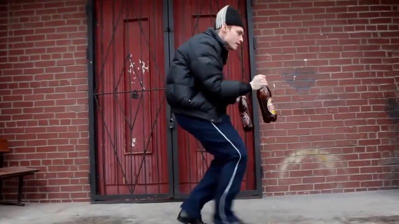 Танцующий гопник с пивом