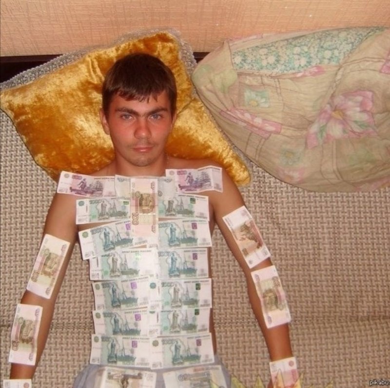Мужчина с пачкой денег