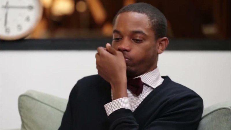 Негр смеется в темноте гиф