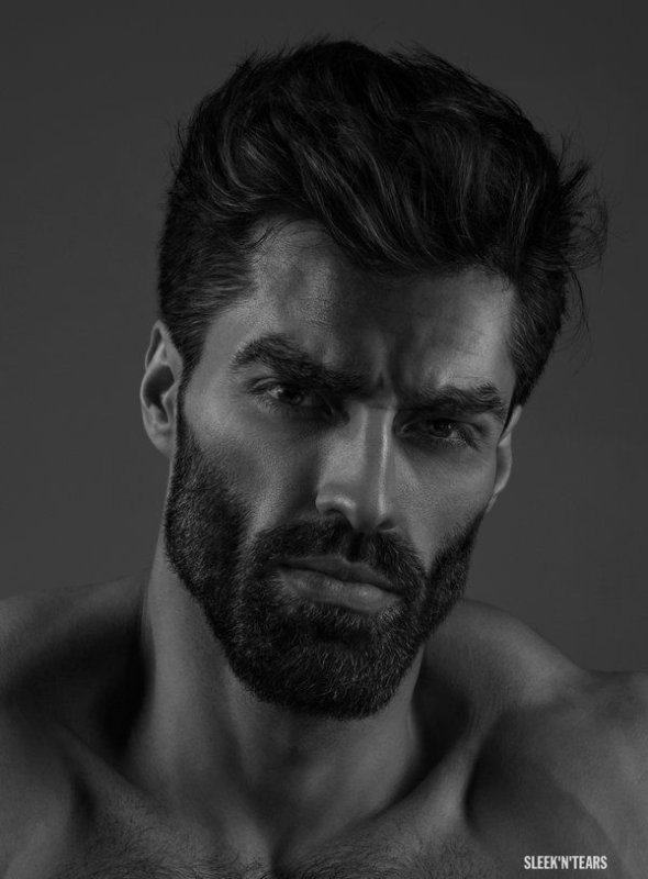 Мужик на сером фоне