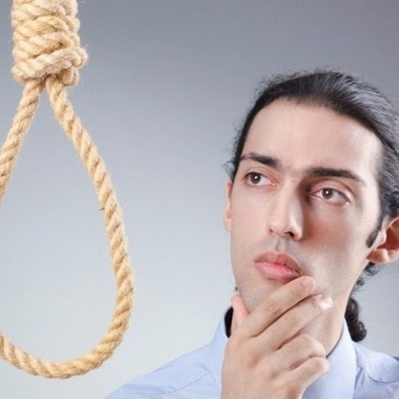 Человек в петле улыбается