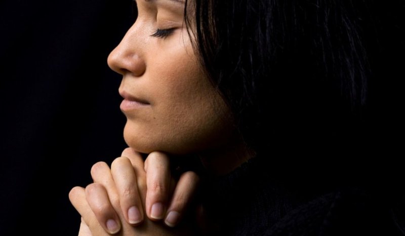 Девушка молится