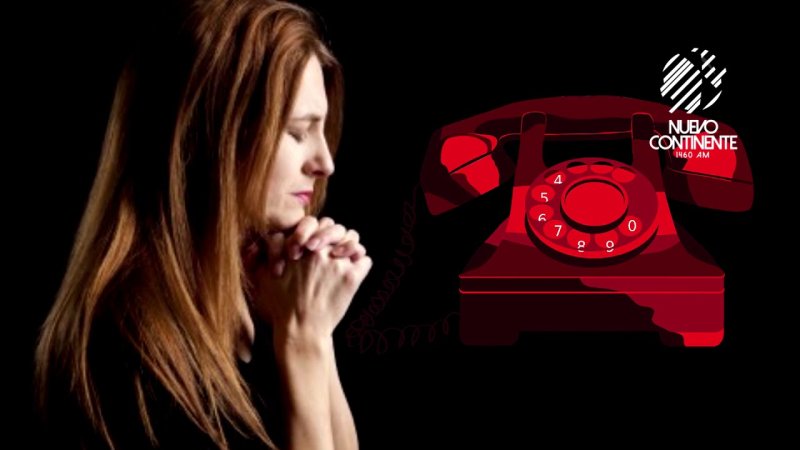 Красивая девушка молится