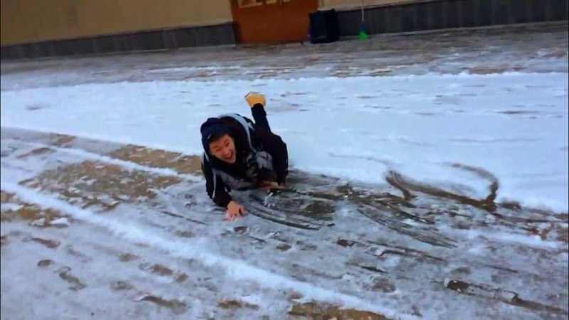 Дед поскользнулся на льду