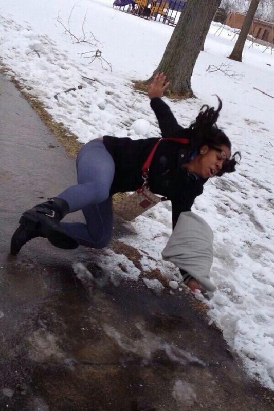 Женщина падает