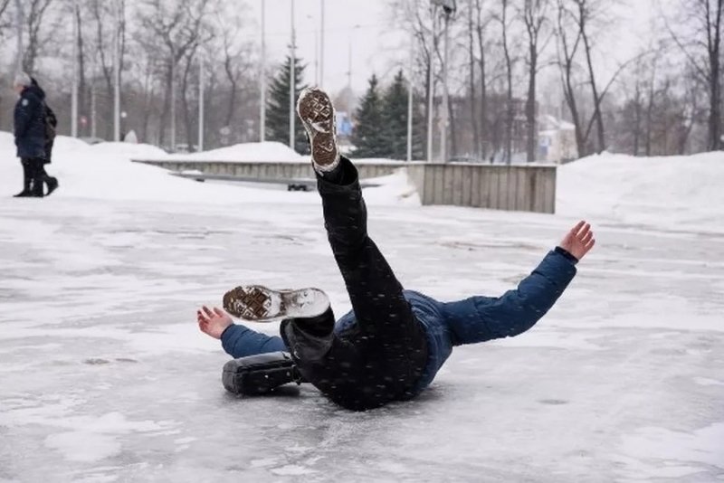 Человек поскользнулся