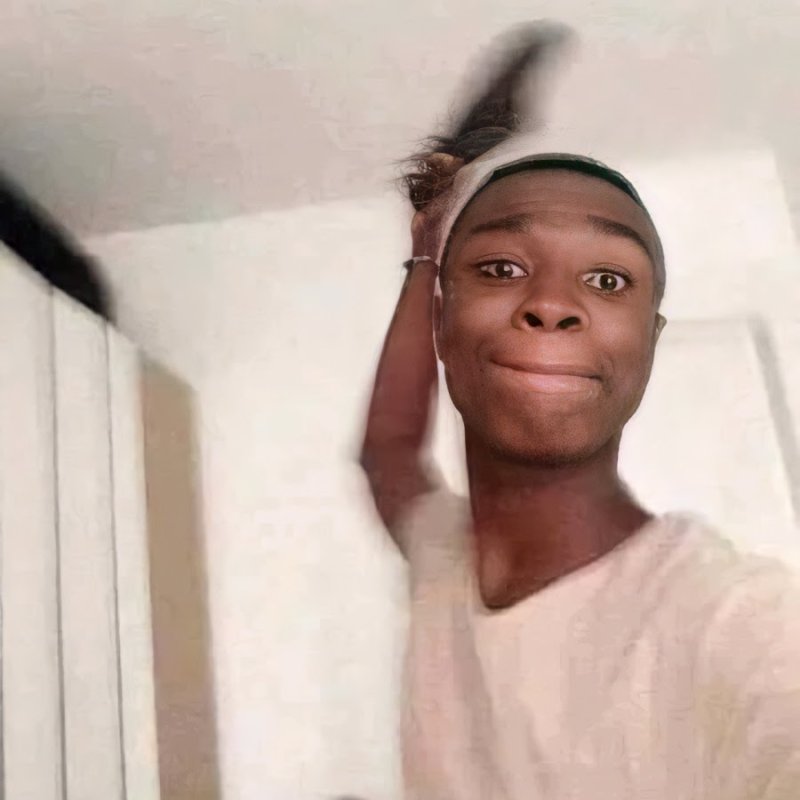 Негр замахивается тапком