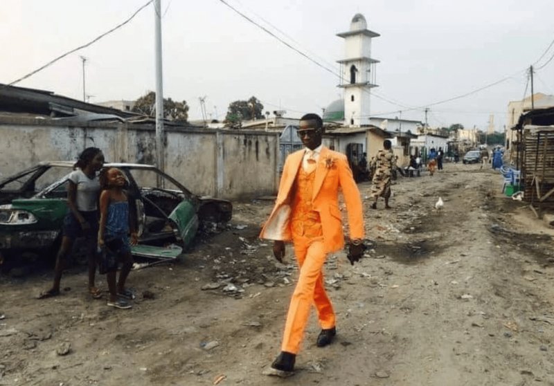 Афроамериканец в оранжевом костюме