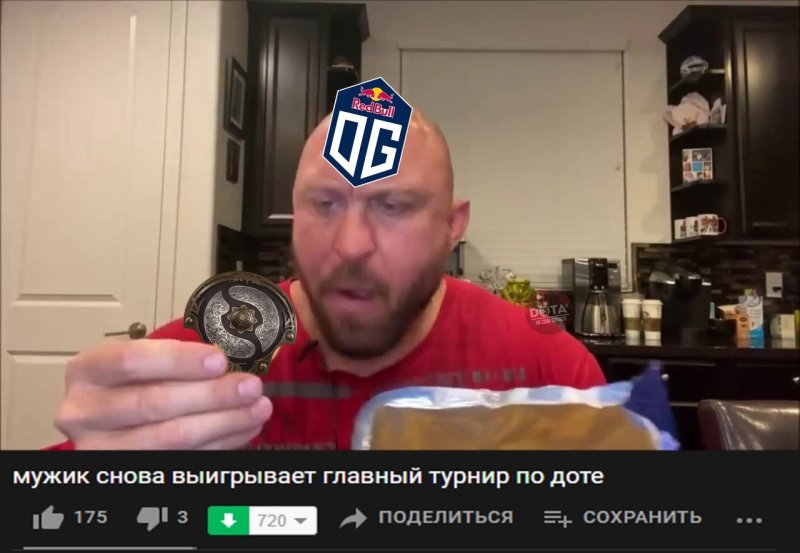 Лысый мужик ест чипсы