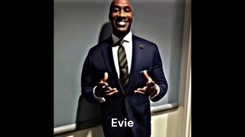 Негр в пиджаке улыбается