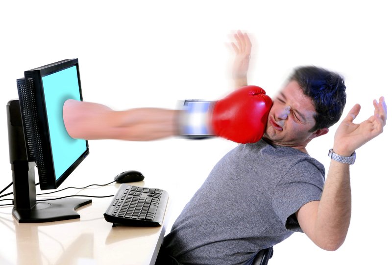 Человек со сломанным компьютером