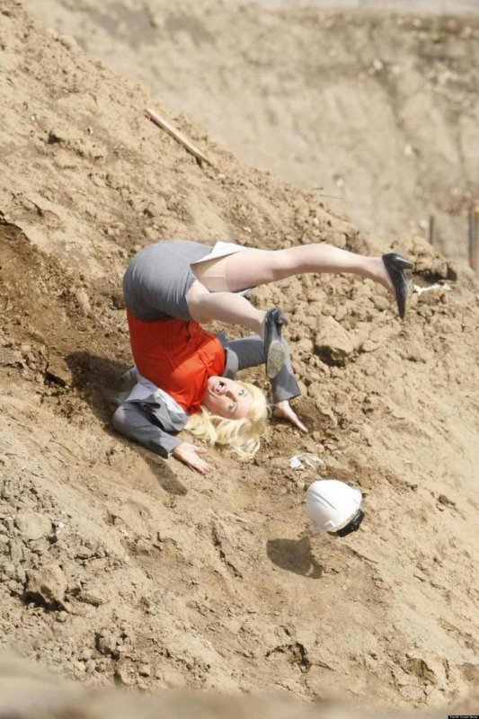 Женщина падает