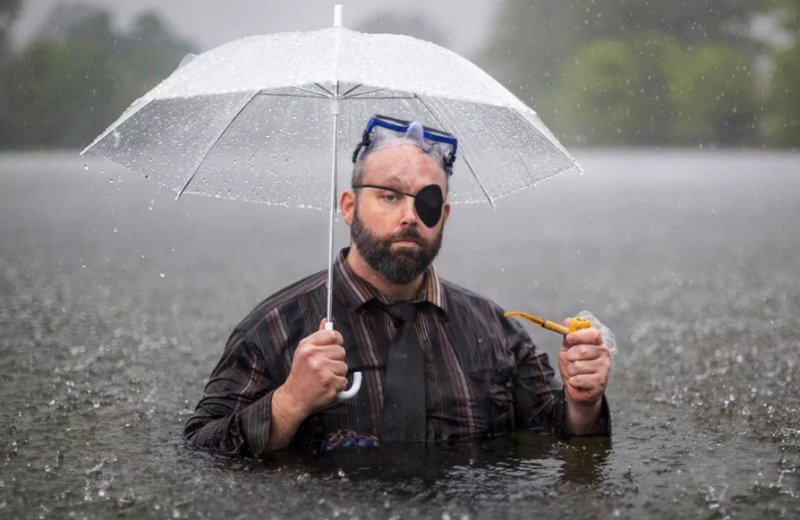 Промокший человек